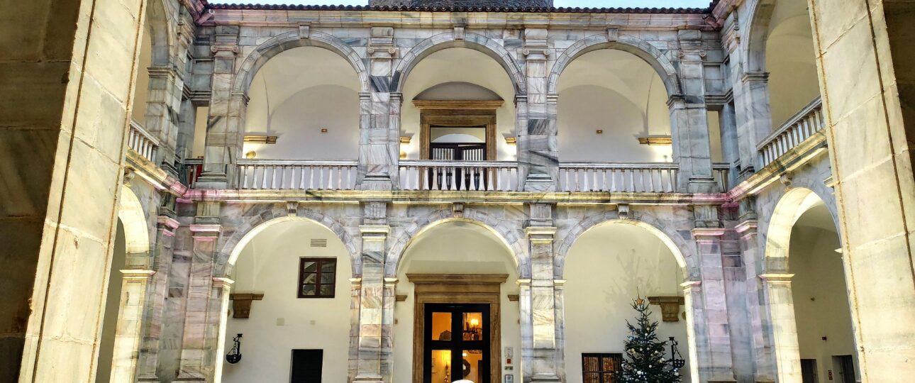 Patio con arcos y torre. Patio del Parador de Turismo de Zafra