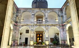 Patio con arcos y torre. Patio del Parador de Turismo de Zafra