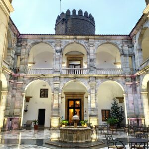 Patio con arcos y torre. Patio del Parador de Turismo de Zafra