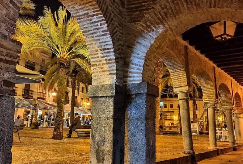 5 Leyendas de Zafra que te sorprenderán: Historias de la Sevilla Chica 4 Plaza iluminada con arcos y palmeras. Plaza Grande de Zafra