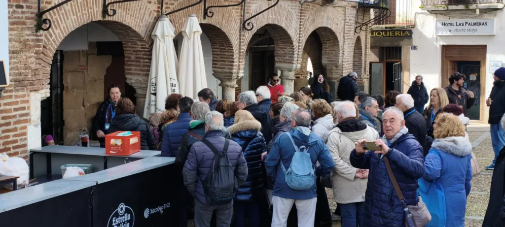 Sara guiando un grupo en la Bacanal de la grasa