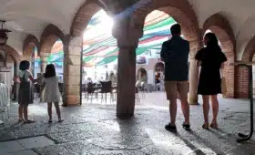 Familia visitando el Alcázar de Zafra con niños