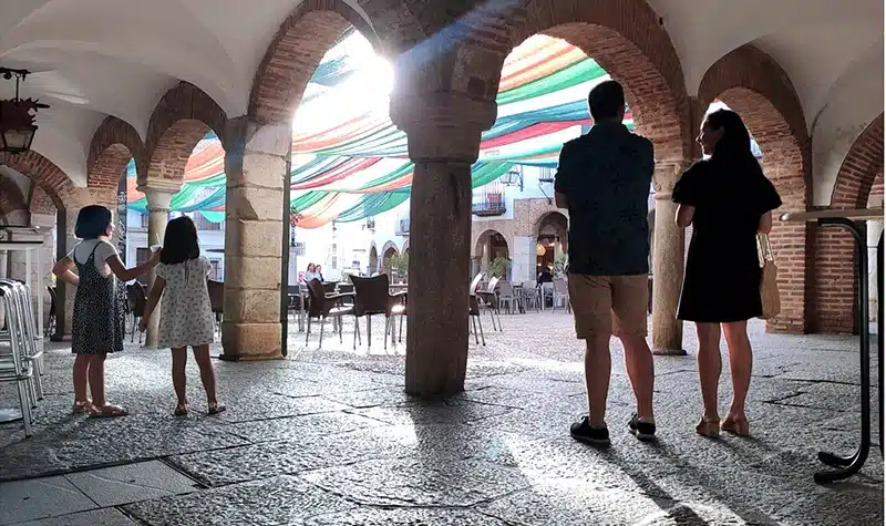 Familia visitando el Alcázar de Zafra con niños
