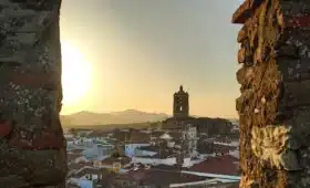 Pareja disfrutando de una escapada romántica en Zafra