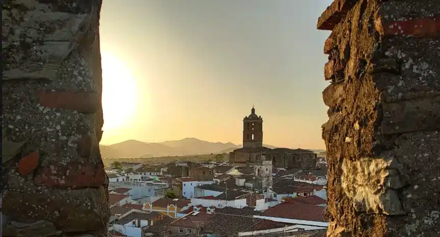 Pareja disfrutando de una escapada romántica en Zafra