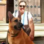 Nuestra guía Sara Rodríguez con el perro de un peregrino