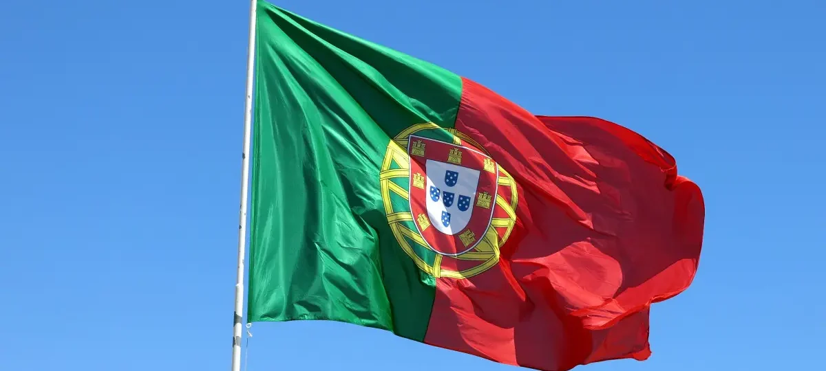 Bandera de Portugal ondeando al viento