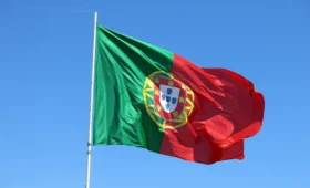 Bandera de Portugal ondeando al viento