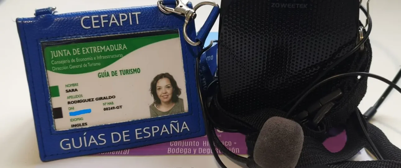 Carnet de Guía Oficial de Turismo de Sara Rodríguez Giraldo expedido por la Junta de Extremadura